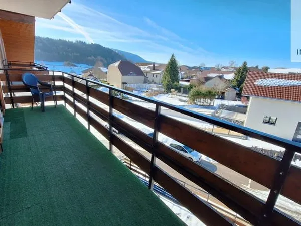 Appartement lumineux avec balcon, garage et cave aux Hôpitau