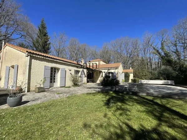Grande maison d'architecte sur un terrain arboré avec piscine