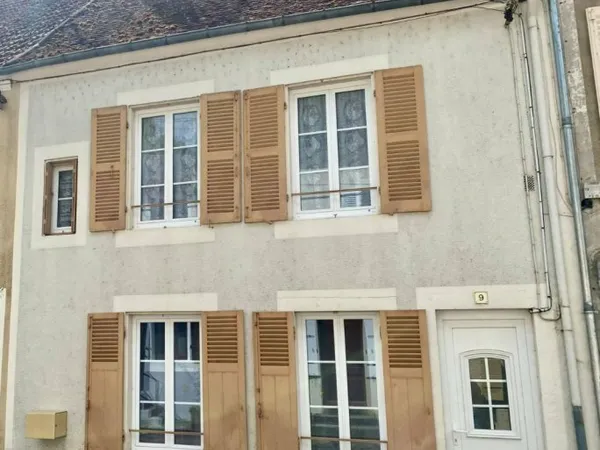 MAISON COEUR VILLAGE 105.97 m2 - GARAGE - COUR ET JARDIN AVEC ACCES RIVIERE 212 m2 - 90000 €