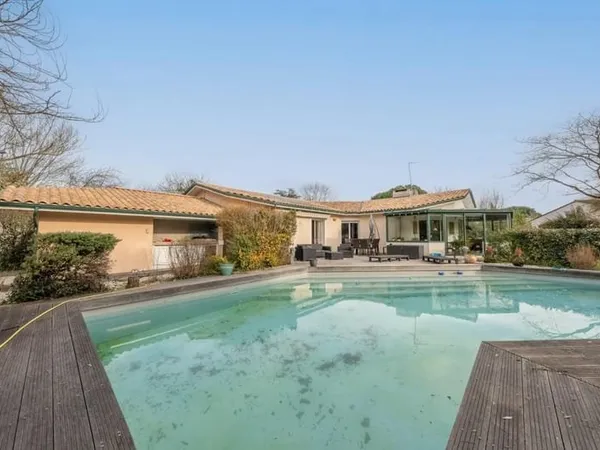 Maison 233 m² avec piscine à Saint-Loubès