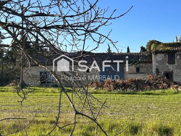 Mas de 250 m² environ sur 2990 m²