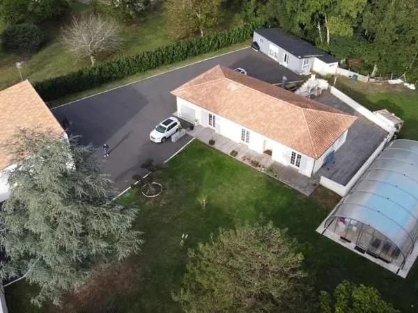 Propriété de deux habitations indépendantes avec piscine et double garage