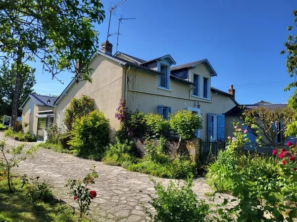 Maison composée de deux dépendances sur un terrain de 15 000 m², proche du centre-ville