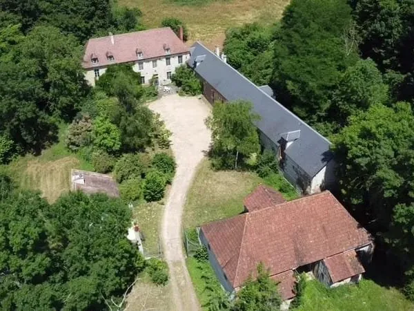 Manoir des XVIIe et XVIIIe avec gîte et 8,39 ha
