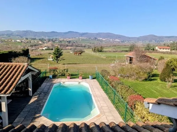 Villa familiale de 212m² - vue Monts du Lyonnais - calme absolu - piscine - grand terrain