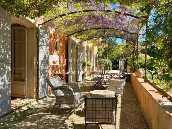 Authentique mas en pierre avec piscine au coeur des Alpilles