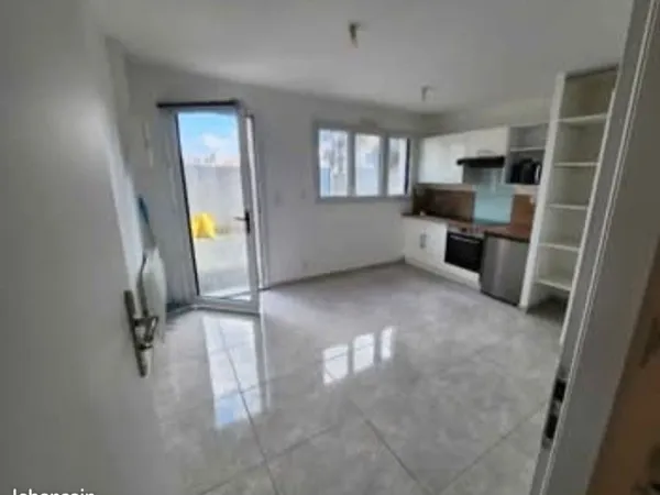 Local 24 m2 avec terrasse