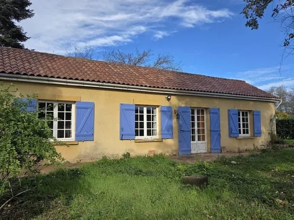 Maison de plain-pied avec grand terrain et ancien séchoir à tabac