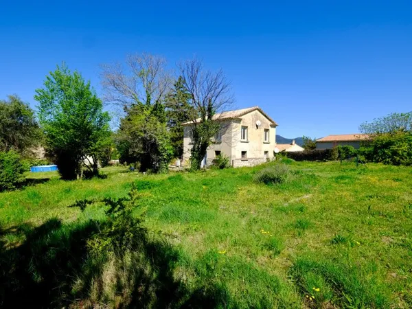Grambois maison de village sur 1800m2 de terrain