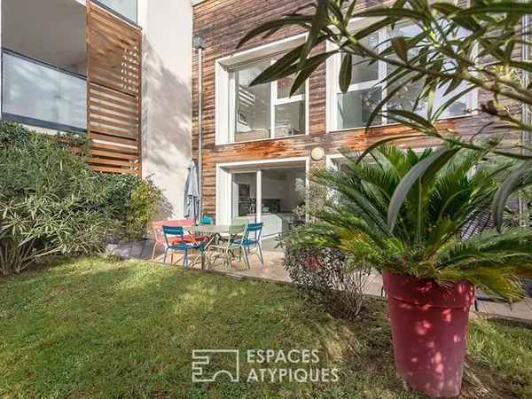 Duplex contemporain avec jardin dans le centre d'Ecully