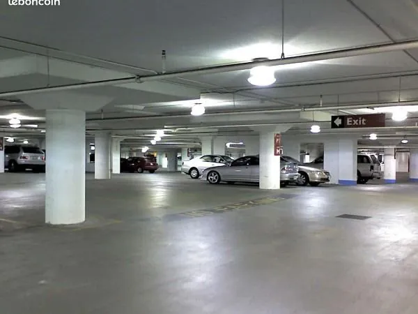 Place de parking PMR couvert sur le Jarret