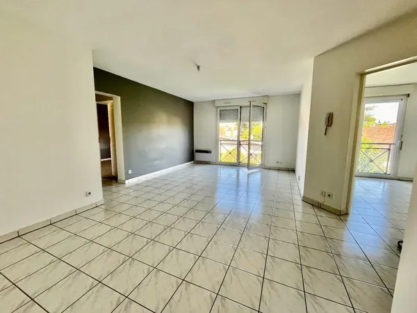 A Villeneuve sur Lot, dans une résidence calme. Appartement T2 d'environ 63,83 m2 entièrement repein