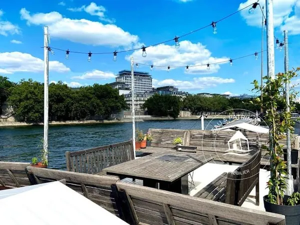 Péniche 5 pièces 180 m²