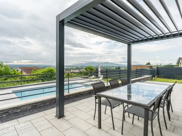 Maison contemporaine aux prestations haut de gamme.