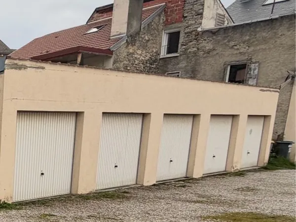 Location Garage / Box - 17 m² ou Emplacement Moto sécurisé
