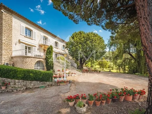 Belle demeure sur 2.5 ha avec vue panoramique et piscine