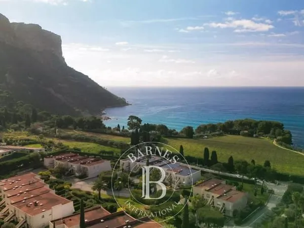 A VENDRE - 13260 - CASSIS - APPARTEMENT - REZ DE JARDIN - PARKING