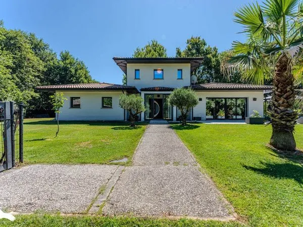 Maison 6 pièces 243 m²