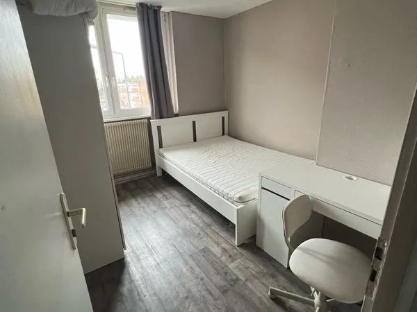 2 chambres de libre dans une maison de 4 chambres