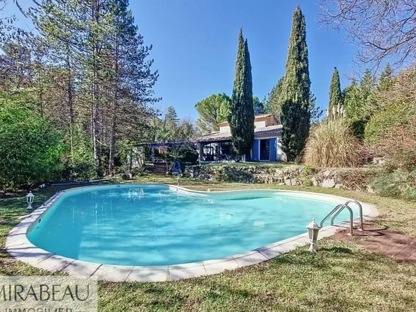 Villa avec piscine dans environnement idylique