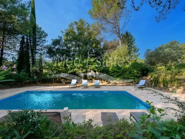 Villa provençale avec belles vues dégagées & proche centre