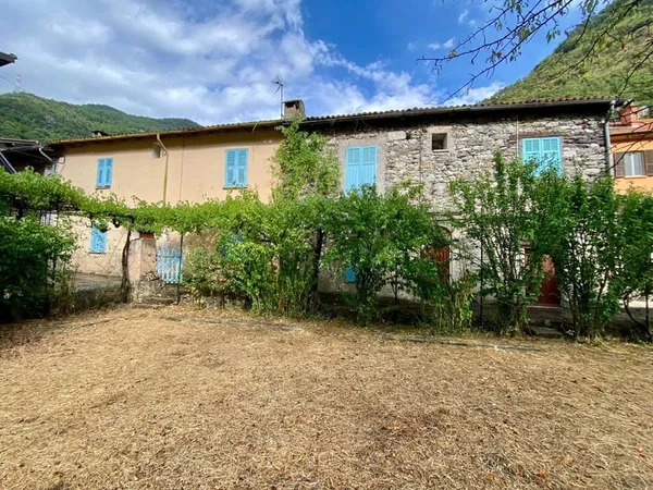 Propriété de caractère Deux maisons au bord de la rivière