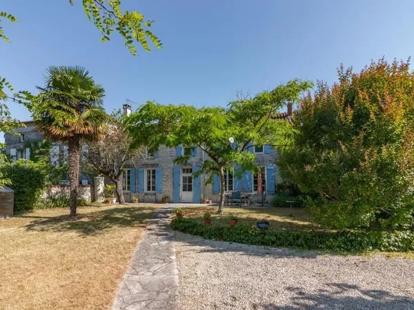 Très jolie maison de village en pierre avec piscine