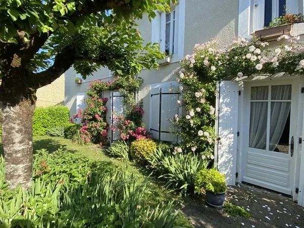 Belle maison de 3 chambres avec piscine creusée, 2 maisons d'amis et possibilité d'en créer une troi