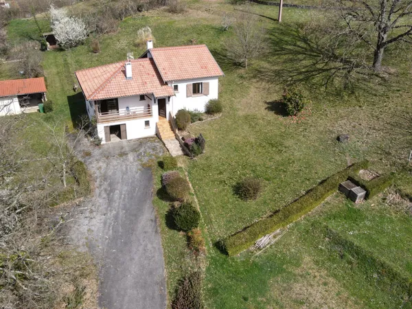 Maison avec grand garage et grand jardin