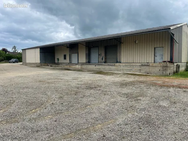 À vendre, entrepôt à Lezinnes 89, 160 avec chambre, froide, quai de chargement avec plusieurs emplac
