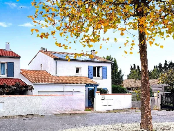 Maison familiale rénovée de 114 m² avec garage et terrain dans quartier calme de Carcassonne