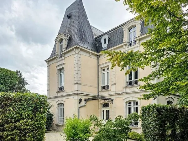 Maison 10 pièces 254 m²