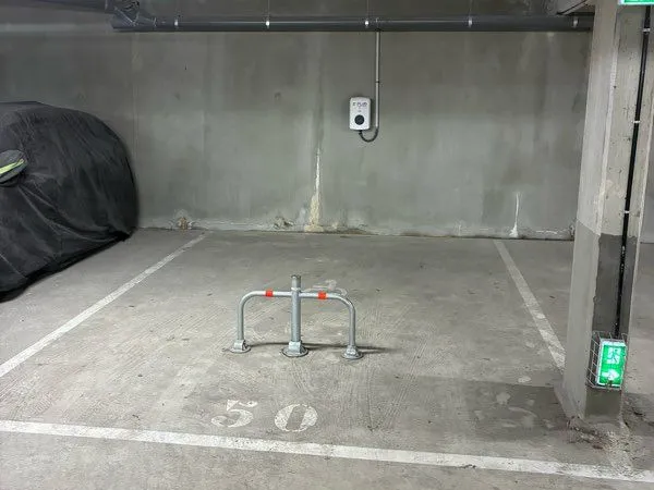 Emplacement parking grande largeur - arceau - borne