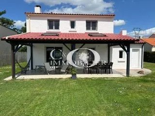 Belle maison de 4 chambres sur grand terrain clos dans le b