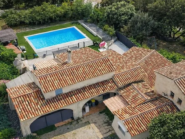 Villa Flassans Sur Issole 7 pièce(s) 185 m2 sur 2888m² de terrain avec piscine composée de deux loge