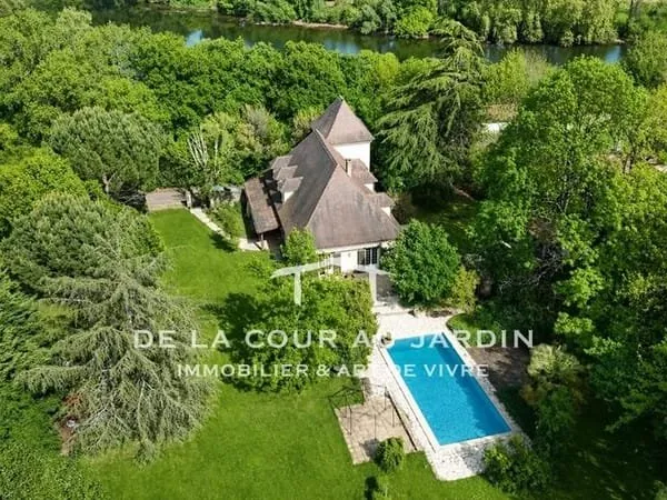 Quercynoise fin Xix? avec piscine dans un écrin de verdure.