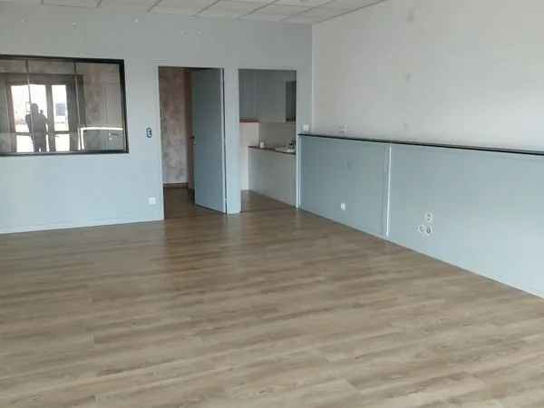Bureau et espace de travail Vente Seiches-sur-le-Loir  55m² 600€