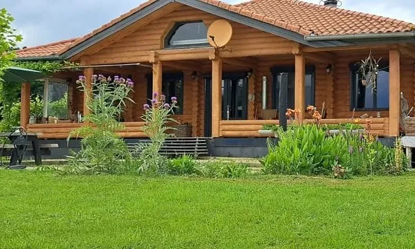 Maison en bois magnifique avec une vue phénoménale sur les Pyrénées.