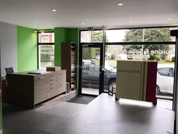 Local commercial axe passant proche mairie de Lourdes