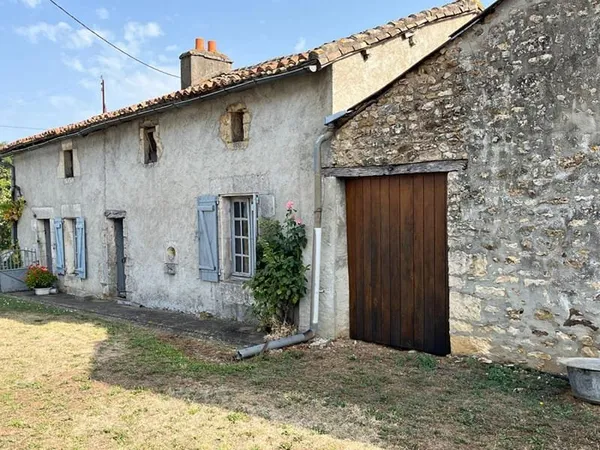 Fermette à rénover de 110 m2 à Celle Levescault , 4 pièces , jardin, grande grange