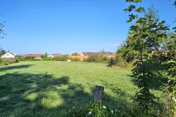 TERRAIN CUSSET 2590 m2 constructible non viabilisé