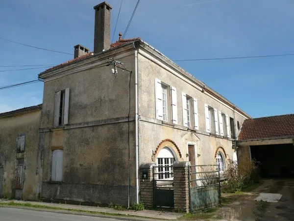 ⚜ BURIE (17) A Vendre CORPS de FERME et Ses Nombreuses Dépendances ⚜