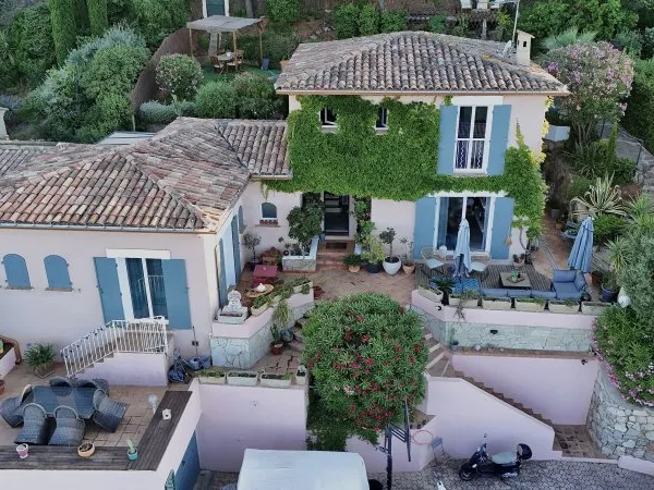 Vends villa 148m² au calme avec vue panoramique sur la ville, la mer et le massif des Maures, Hyères