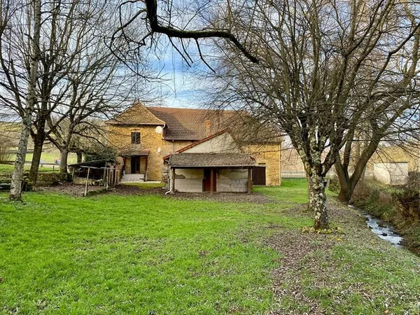 A Vendre- Maison emblématique en pierre jaune à 2 minutes de Charlieu 180 000 Fai