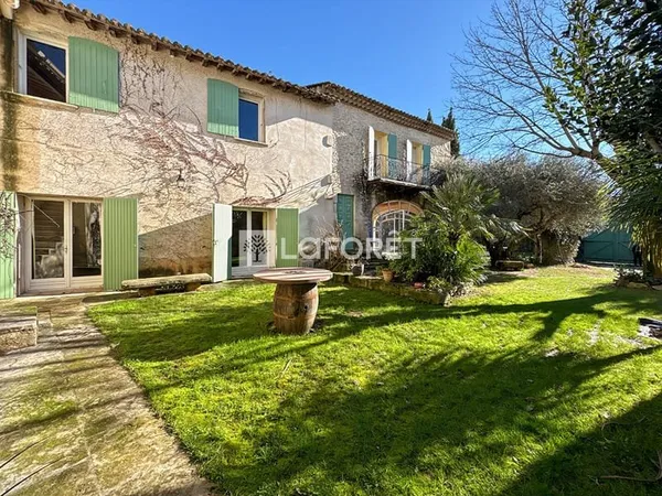 UCHAUD - Bâtisse de 483 m2 habitables