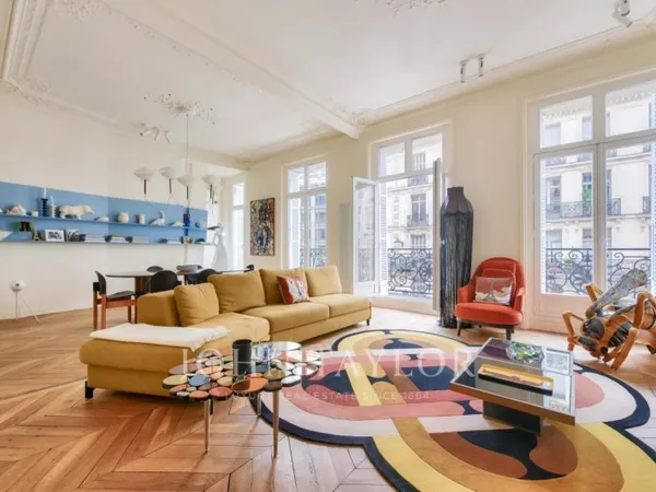 Appartement lumineux entièrement rénové avec balcon filant