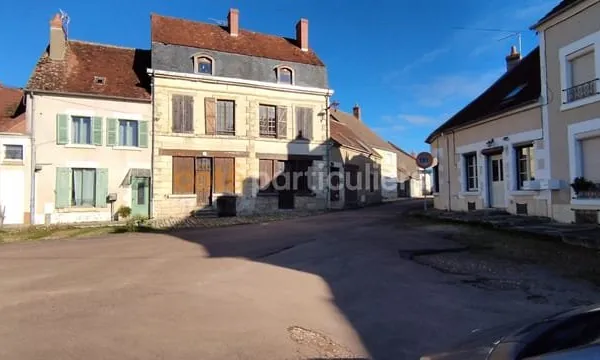Raveau. Maison de bourg avec garage, dépendance et cour intérieure