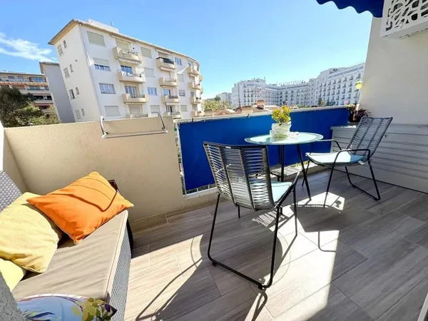Cannes 2ème ligne Croisette grand studio terrasse Sud