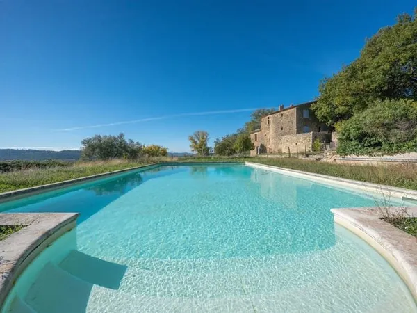 Une propriété historique unique en plein coeur du Luberon su