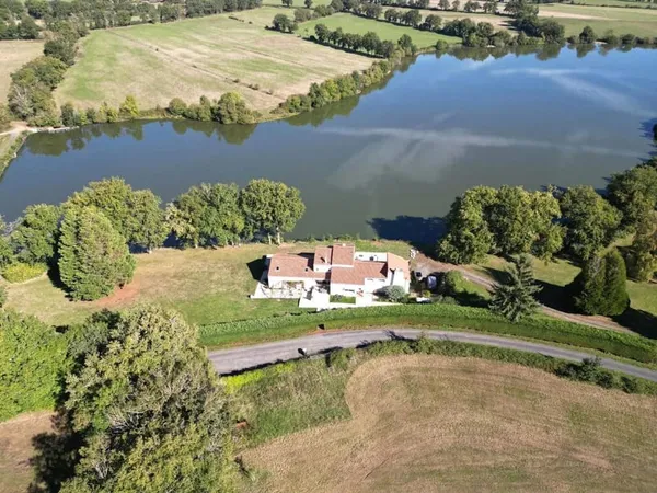 Spacieuse Villa avec Etang Privé de 34 Hectares, Deux Gîtes, Piscine Intérieure